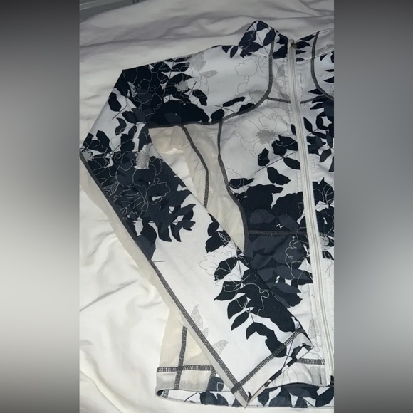 ✅HOST PICK✅~ lululemon Zip-up🍋 - Picture 2 of 5